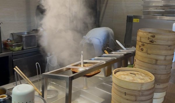 添盈聚富 西贝门店回应“罗永浩吐槽西兰花保质期2年”: 冷冻锁鲜保存的有机花菜, 进后厨参观需持健康证